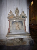 scultura alla base di un pilastro